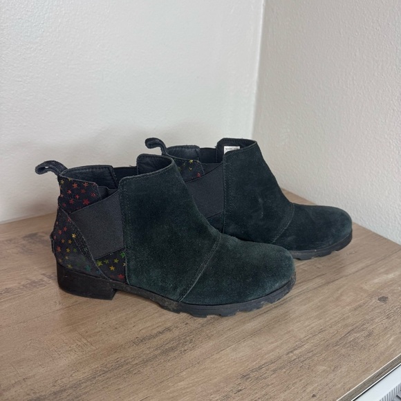 Sorel Youth Emelie Chelsea Booties Girl's Black Suede Rainbow Stars - Picture 3 of 10